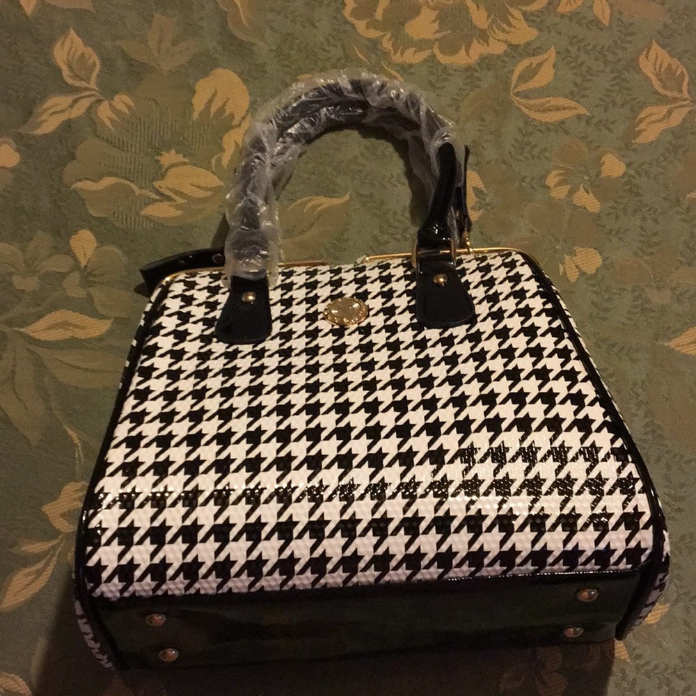 NWT. Black & White Purse
